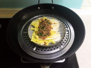 18、酸辣娃娃菜,把盘子放入蒸锅