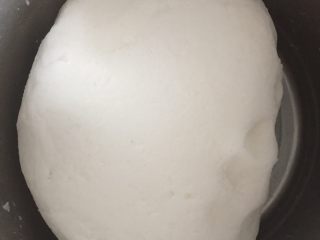 3、紫薯冰皮月饼（简易版）,揉成无颗粒状的面团。
