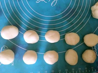 5、紫薯冰皮月饼（简易版）,我用的是50g的月饼模具，所以冰皮和饼馅的比例是3:2，即30g饼皮和20g馅料。面团分成10等份，每份30g，揉圆。