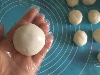 9、紫薯冰皮月饼（简易版）,月饼胚子表皮揉成光滑。