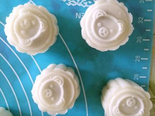 11、紫薯冰皮月饼（简易版）,脱模。