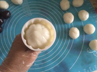 10、紫薯冰皮月饼（简易版）,收口的褶子朝上，放入50g的月饼模中，按压成型，脱模。
