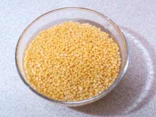 2、消暑小食【蔓越莓绿豆糕】,中间换几次水，至涨发一倍