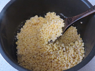 4、消暑小食【蔓越莓绿豆糕】,压30分钟左右，煮好后水份不多，炒制时省时间