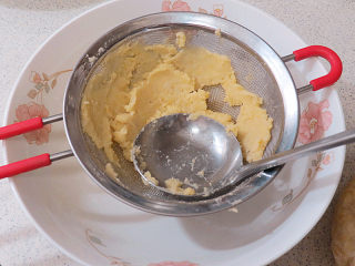 5、消暑小食【蔓越莓绿豆糕】,分次放筛网里，用勺子加压帮助过筛