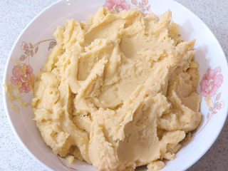 6、消暑小食【蔓越莓绿豆糕】,过筛后的豆沙非常细腻，所以尽量不要省去这一步骤