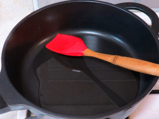 7、消暑小食【蔓越莓绿豆糕】,锅内加入玉米油，全程中小火