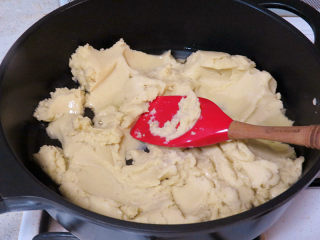 8、消暑小食【蔓越莓绿豆糕】,加入绿豆泥，炒至油被完全吸收