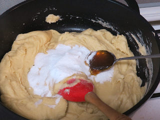 9、消暑小食【蔓越莓绿豆糕】,然后再加入细砂糖及麦芽糖，不停的翻炒，防止粘锅