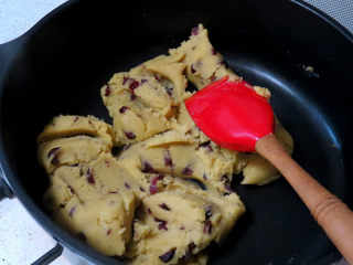 11、消暑小食【蔓越莓绿豆糕】,炒好关火，等豆沙温热时拌入切碎的蔓越莓干