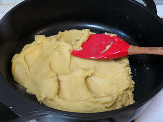 10、消暑小食【蔓越莓绿豆糕】,直到炒至绿豆沙比较干燥，能抱成团的状态即可