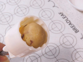 13、消暑小食【蔓越莓绿豆糕】,用50克的月饼模具，内用刷子刷上一层薄薄的食用油防粘，将绿豆沙装入模具