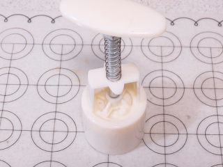 14、消暑小食【蔓越莓绿豆糕】,用力压实