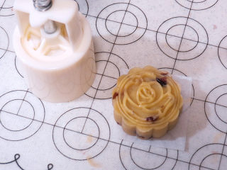 15、消暑小食【蔓越莓绿豆糕】,推出脱模。完成