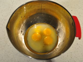 1、日式豆乳盒子蛋糕,将蛋黄、细砂糖（10克）、玉米油和水放入盆中。
