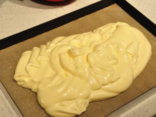 14、日式豆乳盒子蛋糕,混合好的面糊倒入烤盘中。