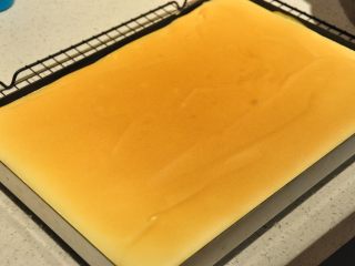 16、日式豆乳盒子蛋糕,烘烤结束后，取出烤盘，让烤盘从20厘米的高处摔到操作台上，震出热气。