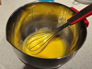 19、日式豆乳盒子蛋糕,用手动打蛋器混合均匀，砂糖融化。