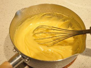 28、日式豆乳盒子蛋糕,加热至豆乳变浓稠状即可关火，将做好的豆乳放置一旁降温备用。