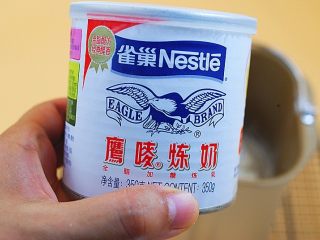 1、日式炼乳吐司,把主料中除黄油以外的所有材料放入面包机桶中