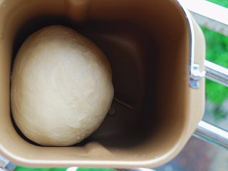 3、日式炼乳吐司,揉至手套膜状态，发酵至2倍大小