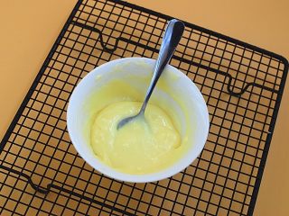 5、日式炼乳吐司,涂抹材料里的黄油拿出来软化后和炼乳一起搅拌成炼乳酱（天冷可用微波炉加热20秒）