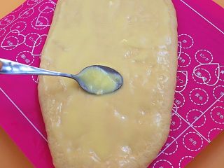 6、日式炼乳吐司,涂抹上炼乳酱（不要全部涂完，要留一点等下涂表面）