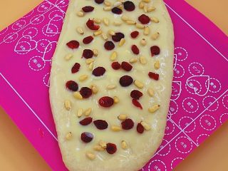 7、日式炼乳吐司,撒上一些泡过水或酒后的蔓越莓干，大松子仁等，当然不放也可以