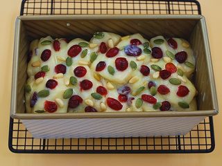 12、日式炼乳吐司,表面刷上剩下的炼乳酱，撒一些坚果