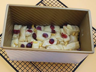 10、日式炼乳吐司,把这些小面片随意放入吐司模中（底部最好确保完全填满）