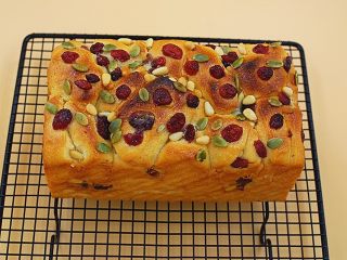 13、日式炼乳吐司,烤箱预热好后，180度，上下火，中下层，35分钟左右，取出晾凉后，表面可撒一些糖粉装饰，及时装入保鲜袋中