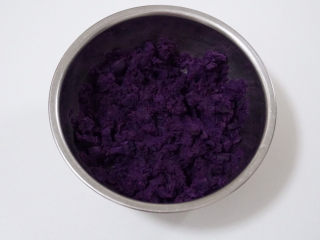 3、自制芋圆,上锅大火蒸熟，用筷子试试，软烂即可，稍微晾凉后，把红薯和紫薯分成两份，分别捣成泥状，越细腻越好。