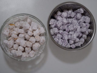 6、自制芋圆,撒上木薯粉防粘。