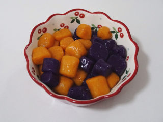 9、自制芋圆,将煮好的芋圆捞出、过一遍凉水，取出。