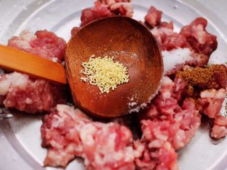 5、西葫芦猪肉发面包,加入鸡精增加口感。