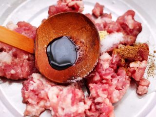 6、西葫芦猪肉发面包,再加入生抽调味调色。