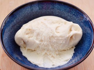 14、西葫芦猪肉发面包,醒发好的面团呈蜂窝状。