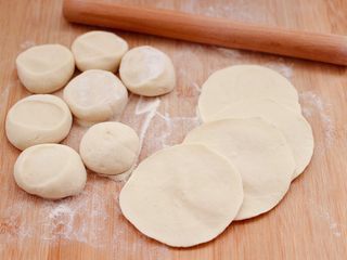 16、西葫芦猪肉发面包,摁扁后，用擀面杖擀成圆形薄面皮。