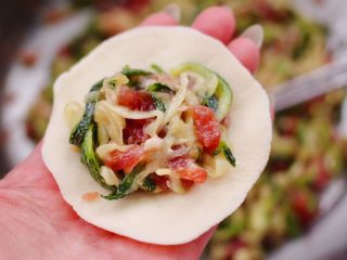 17、西葫芦猪肉发面包,擀好的面皮里，放入适量的馅料。