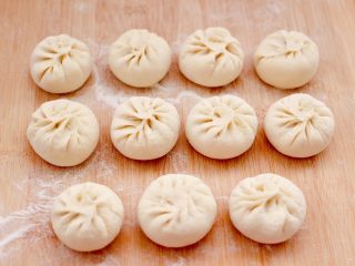 19、西葫芦猪肉发面包,依次包好所有的包子，发至包子原来的1倍大的时候。