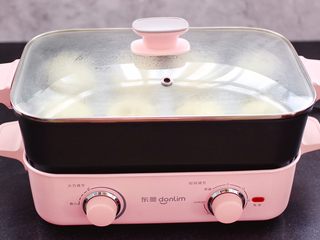 20、西葫芦猪肉发面包,锅中倒入适量的清水，把醒发好的包子放入锅中，大火烧开后，继续蒸15分钟后，焖5分钟即可。