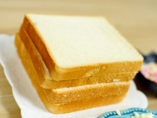 1、彩虹吐司制作图文详细教程, 自己动手做爆款高颜值网红小吃,首先，我们需要的材料当然是就是吐司啦，吐司可以自己做，也可以面包店买哟~