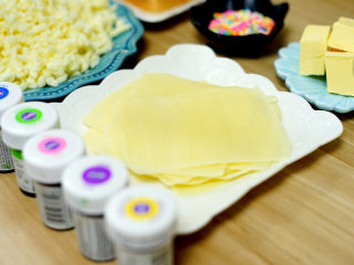 2、彩虹吐司制作图文详细教程, 自己动手做爆款高颜值网红小吃,另一种是从德国人肉偷偷带回来的，不知道什么鬼的芝士片，这种芝士片我放在手抓饼里面吃也能拉出很长的丝，所以就试做了一下咯。