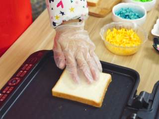 6、彩虹吐司制作图文详细教程, 自己动手做爆款高颜值网红小吃,抹上黄油的一面放到锅底