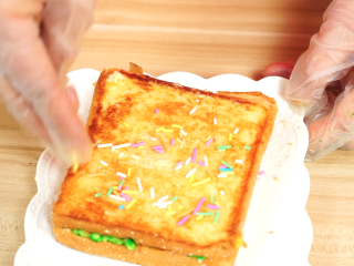 10、彩虹吐司制作图文详细教程, 自己动手做爆款高颜值网红小吃,撒上彩虹彩针糖就完更完美了~