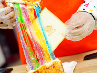 12、彩虹吐司制作图文详细教程, 自己动手做爆款高颜值网红小吃,是不是看着彩虹心情都变美丽了呢？