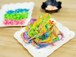 13、彩虹吐司制作图文详细教程, 自己动手做爆款高颜值网红小吃,▲  这是一片吐司吐出来的丝，真的美爆了，有没有感受到一波的彩虹在向你靠近？