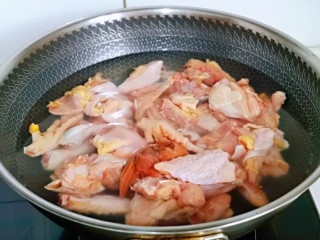 1、白萝卜汽锅鸡,鸡买回来清理干净切小块，焯水，冷水下锅。