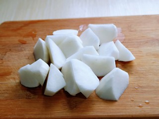 2、白萝卜汽锅鸡,白萝卜去皮切小块。