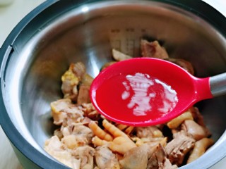 6、白萝卜汽锅鸡,加入料酒。